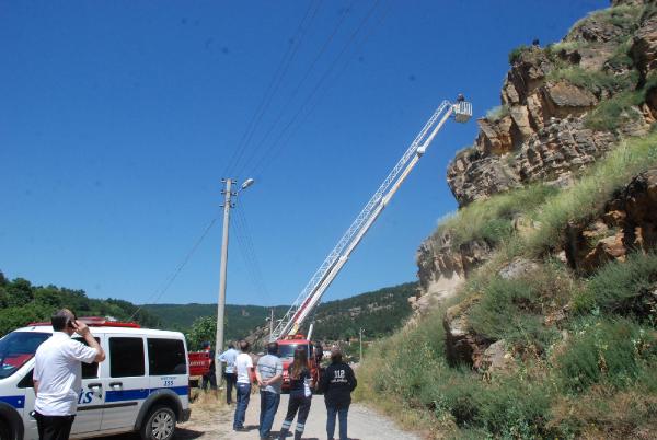 Kayalıklarda intihara kalkışan genci polis ikna etti