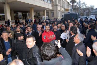 Memurlar polise küstü, açıklama yapmadı