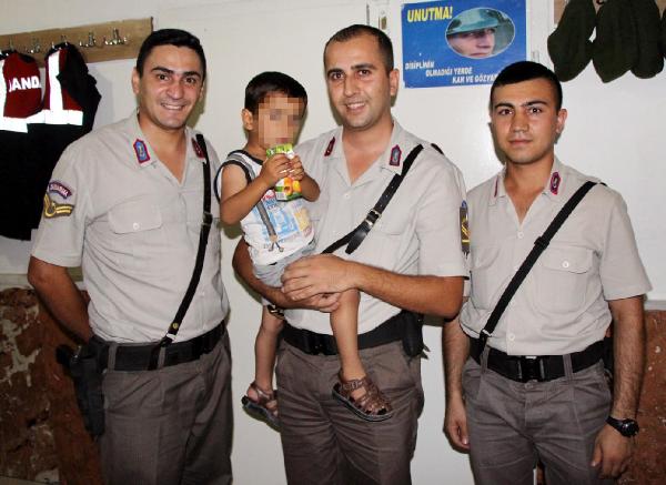 Sokağa terk ettiği oğlunu pişman olup geri aldı