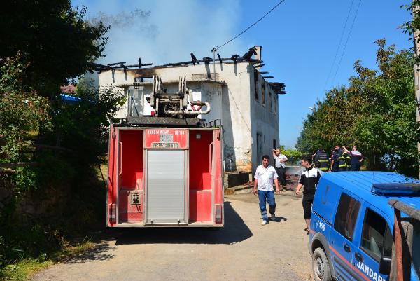 Karabük'te yemek pişirirken köy konağı yandı