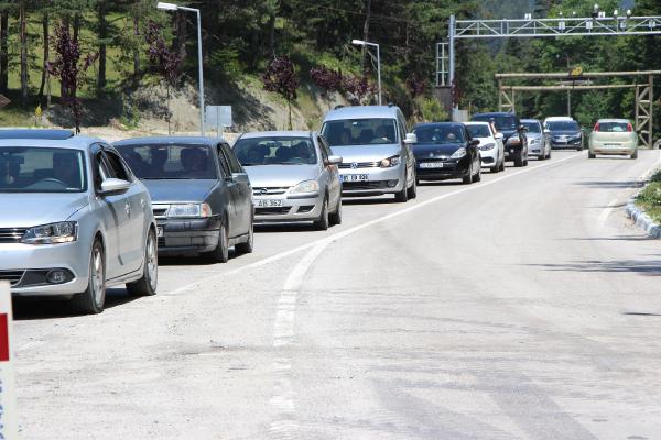 Abant Tabiat Parkı önünde 2 kilometrelik tatilci konvoyu