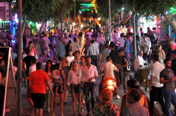 Gündüz deniz keyfi, gece eğlence