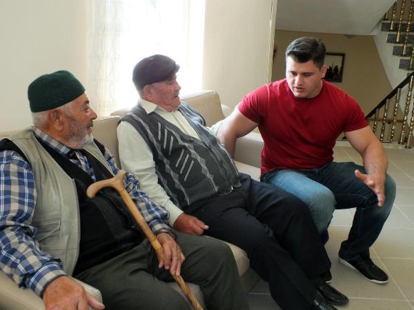Dünya şampiyonu güreşçi Kayaalp'ten huzurevi ziyareti