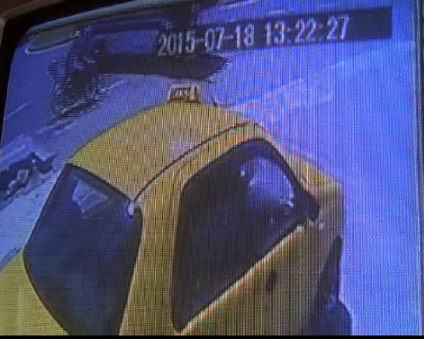 Halk otobüsüne çarpan motosikletin sürücüsü yaralandı