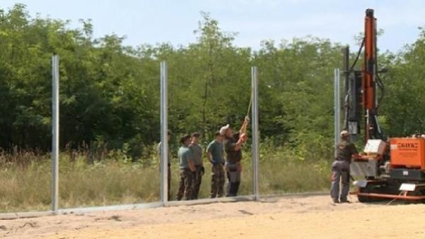 900 Macar askeri 4 metre uzunluğunda demirleri yerleştirmeye başladı