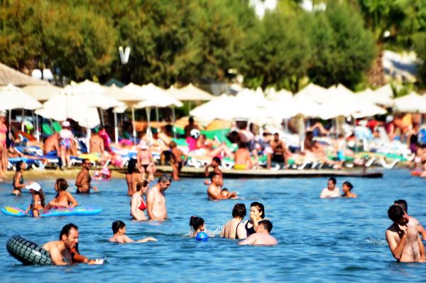 Bodrum'da beach club'lar boşaldı, halk plajları doldu taştı
