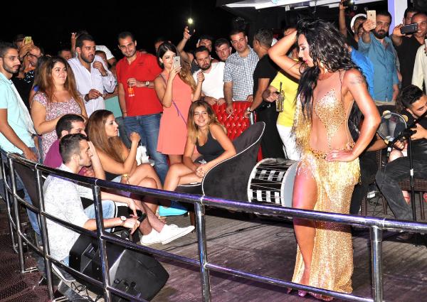 Asena'dan Mozart'ın bestesiyle oryantal şov