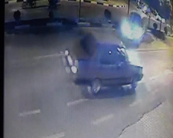 Ters yönde Kaymakamlık konutuna çarptı: 3 genç, kazayı 3 saniyeyle atlattı