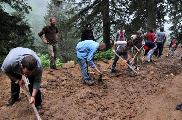 ‘Yeşil Yol yerine mevcut yolların bakımı yapılsın’ dediler, kazma-kürekle işe koyuldular