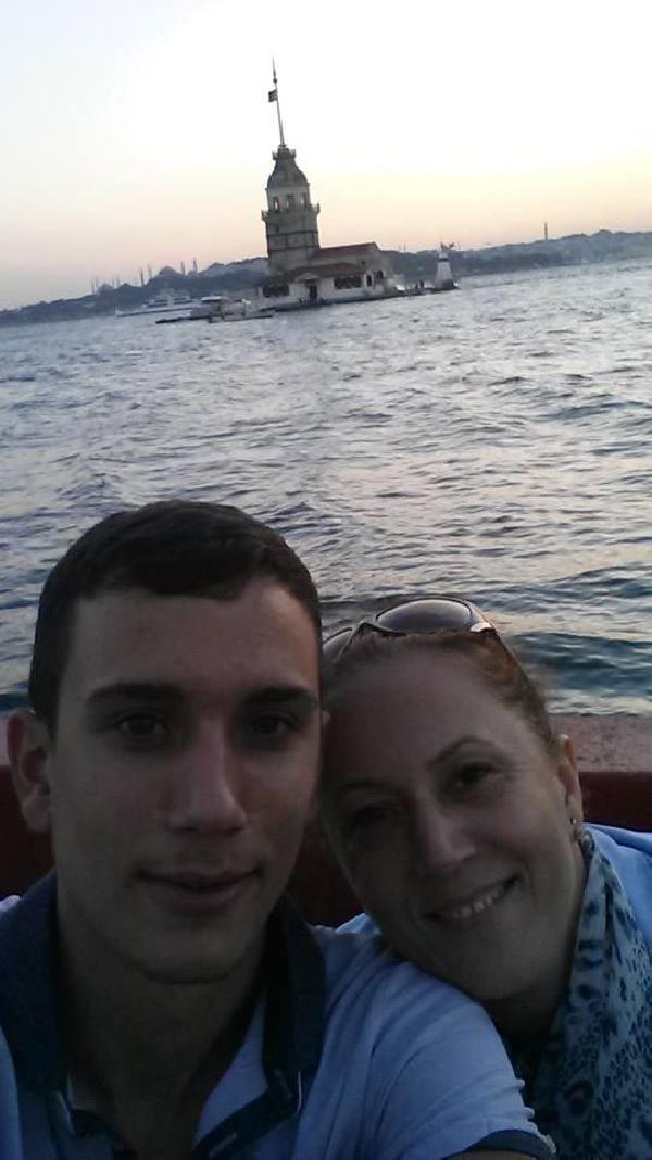 Ablasının nişan töreninden sonra kalp krizi geçirip öldü