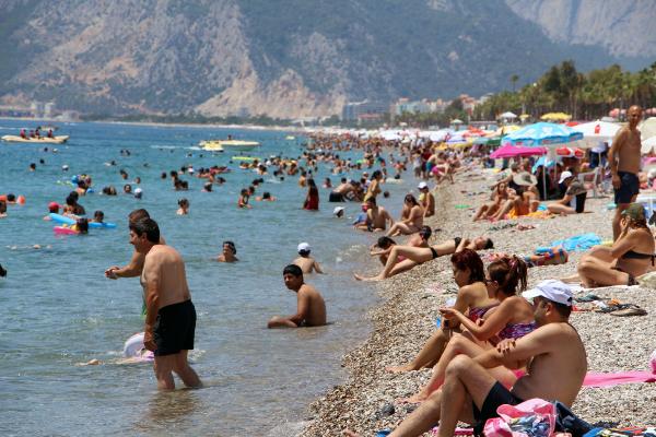 Konyaaltı sahilinde bayram bereketi