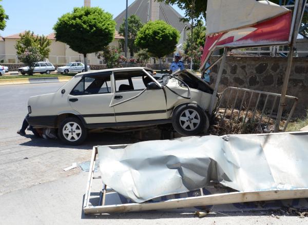 Reklam panosuna çarpan otomobilde 5'i çocuk, 11 yaralı