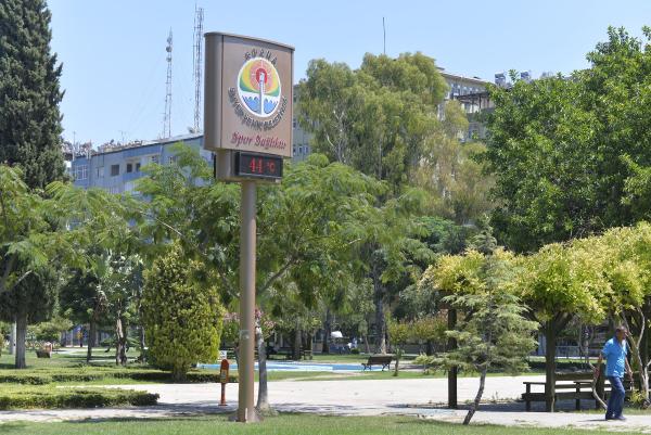Termometreler 44'ü gösterdi, şehir boşaldı