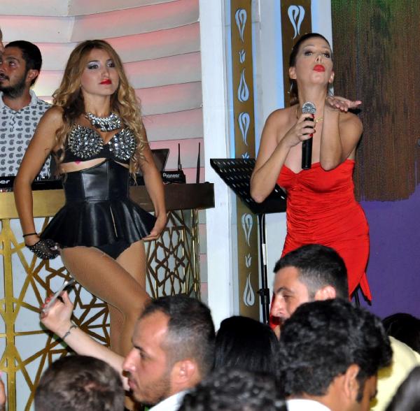 Tuğba Özerk, Bodrum'da tatilcileri coşturdu