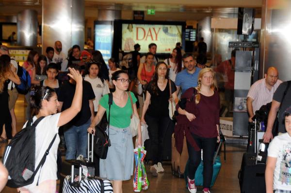 Bayram tatili dönüşü başladı, Atatürk Havalimanı’nda rekor bekleniyor