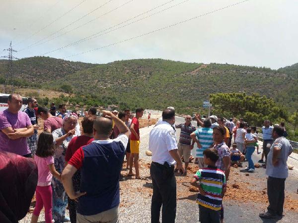 Mersin'de orman yangını, 1 mahalle boşaltıldı (3)