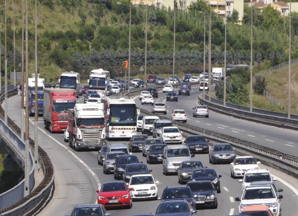 İstanbul'a dönüş trafiği öğleden sonra yoğunlaştı (3)