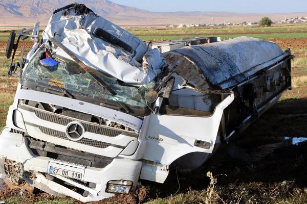 Nusaybin'de korkutan kaza: Ham petrol yüklü tanker devrildi