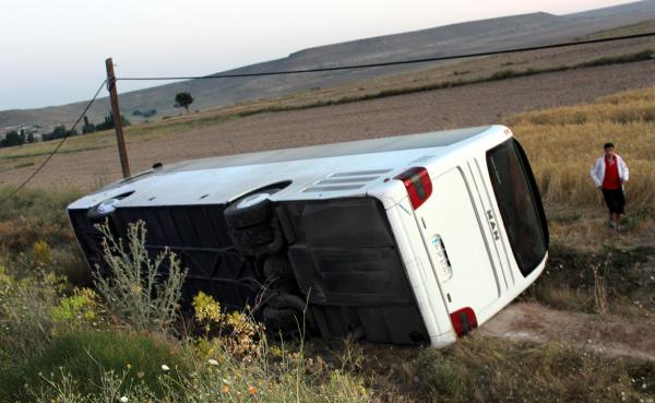 Yolcu otobüsü tarlaya devrildi: 20 yaralı