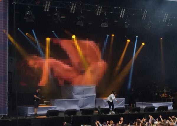 Norveç’te çocukların da izlediği konserde porno skandalı