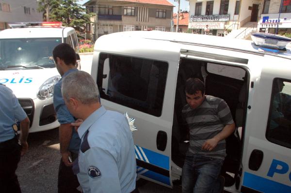 Aracın ruhsatını vermeyince yaka paça gözaltına alındılar
