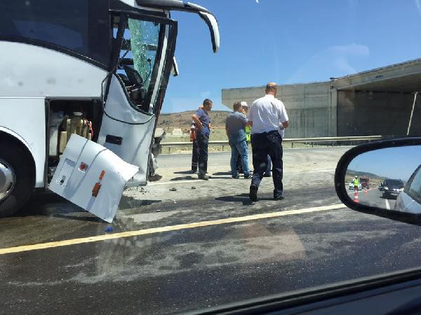Otobüs otomobile çarptı: 2 ölü 10 yaralı