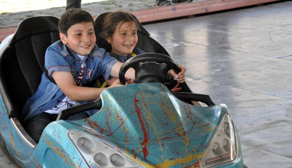 Sevgi Evleri'nde kalan çocuklar lunaparkta eğlendi