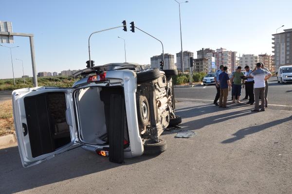 Otomobil ile çarpışan hafif ticari araç yan yattı: 4 yaralı
