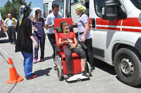 Otomobil takla attı: Anne ve kızı öldü
