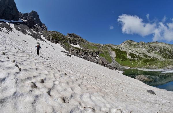 Rize'de buzul gölünde serinledi