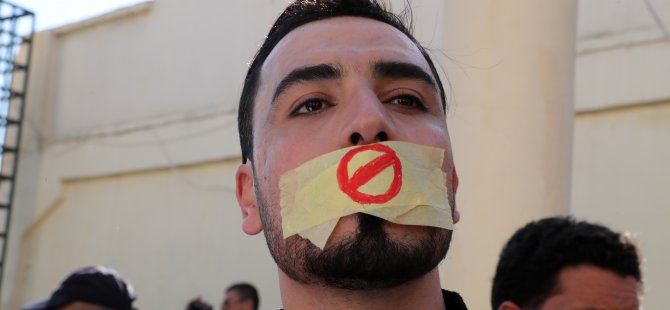 Sansür protestosunda 15 gazeteciye gözaltı