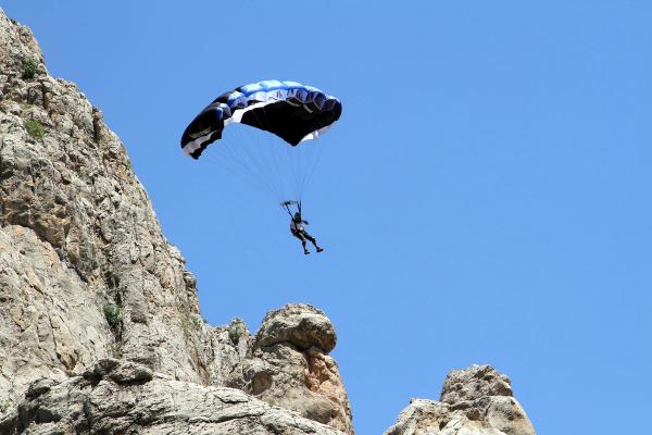 Karanlık Kanyon'da Base Jump çılgınlığı