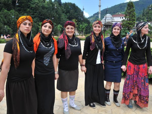 Rize'de, 'Mini etekli kızlar eylem yapıyor' paylaşımına tepki