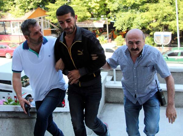 Aynı kıza ilgi duyan gençlerin bıçaklı kavgası: 2 yaralı