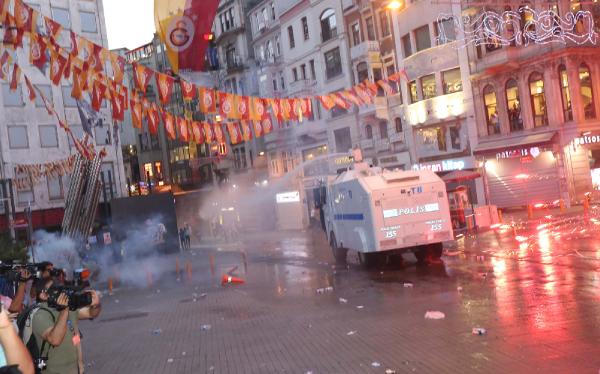 (Geniş haber) Taksim'de polis müdahalesi