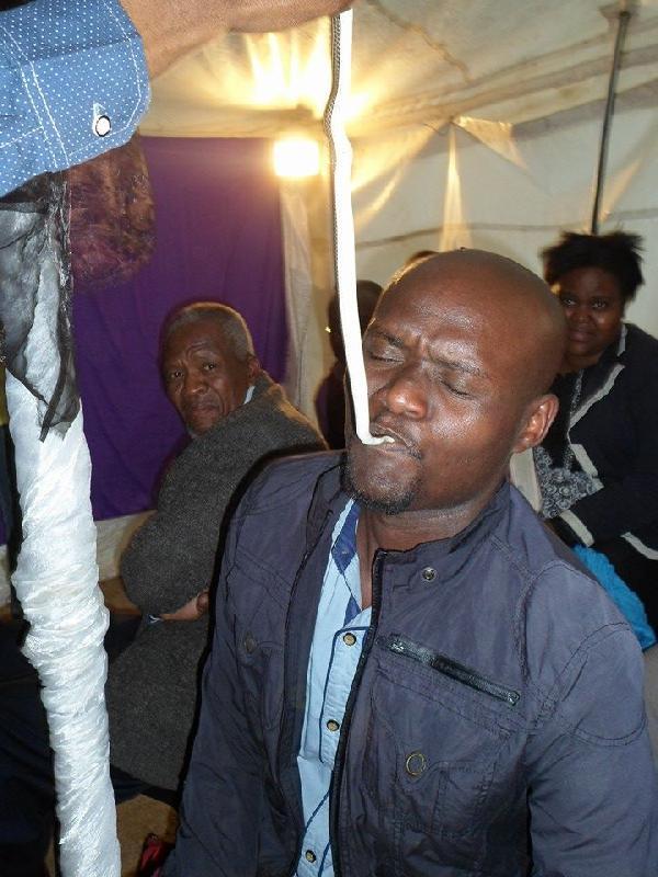 Cemaat üyelerine yılan yediren G.Afrikalı papaza ceza