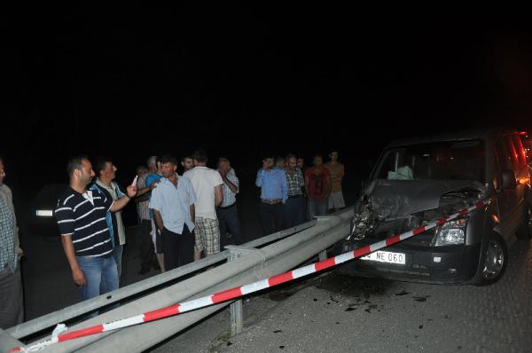 Hafif ticari araç mevsimlik işçileri taşıyan kamyonete çarptı: 14 yaralı
