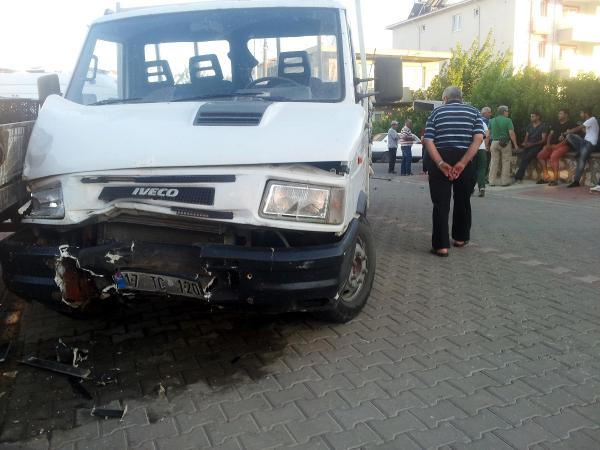 Alkollü sürücü ambulansa çarptı