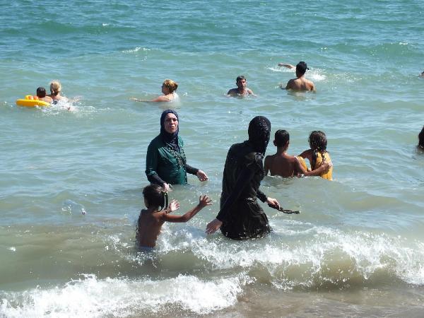 Soli halk plajı Suriyeli'lerle dolup taştı