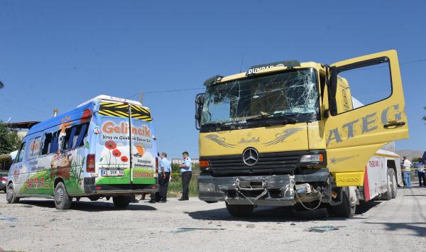Kreş servisi ile tanker çarpıştı: 15 yaralı