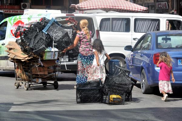 Kızlarıyla karton ve kasa topluyor