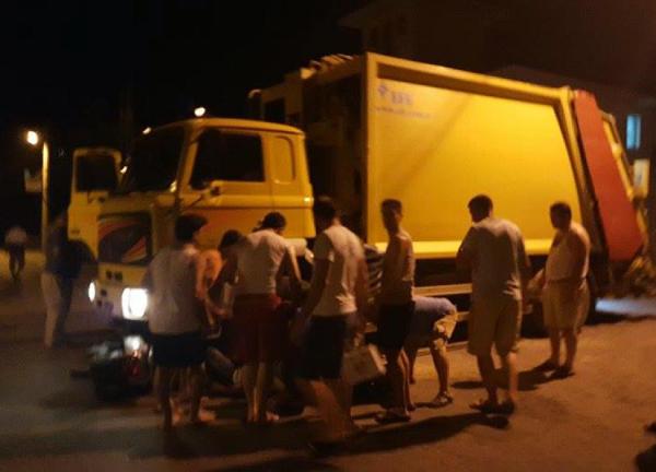 Çöp kamyonu altında kalan gençler yaşam savaşı veriyor