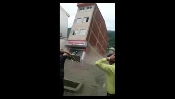 İran'daki sel felaketi binaların çökmesine neden oldu