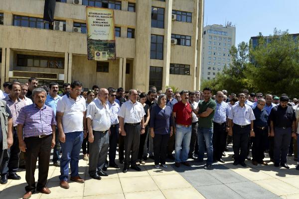 Diyarbakır'da katliama tepki için belediye binalarına siyah bez astılar