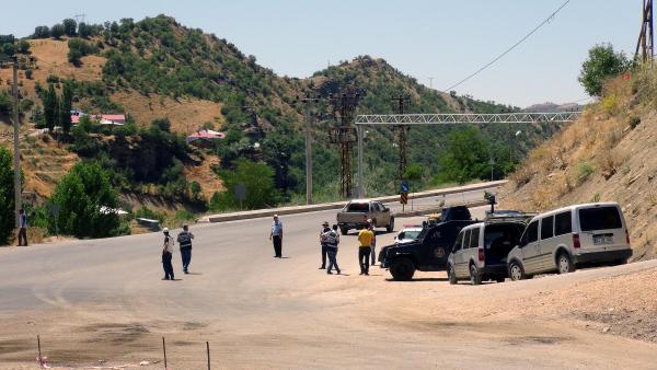 Tunceli'de yola döşenmiş 100 kilogramlık bomba bulundu (2)