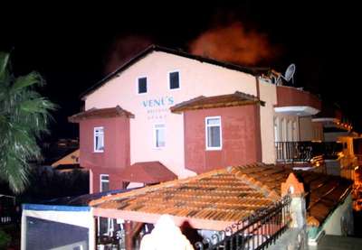Fethiye'de apart otelin çatısı yandı