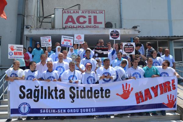 Hasta yakını hemşireyi darp etti