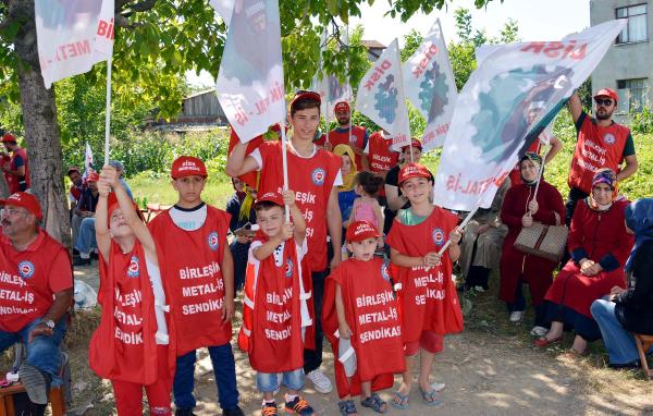 Kocaeli'de işçilere desteğe giden sendikacı ve işçi ailelerine polis barikatı
