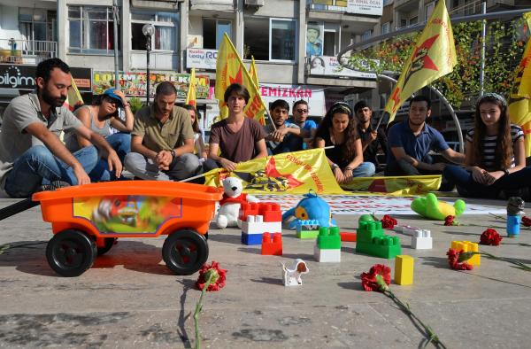 Suruç katliamına oyuncaklı protesto