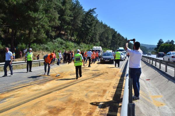 Kaza yapan TIR, İzmir- İstanbul karayolunu 1 saat trafiğe kapattı